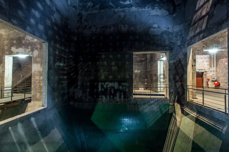 Die Mischanlage ist eins der größten Gebäude auf der Kokerei Zollverein und beeindruckt im Inneren mit spektakulären Raumsituationen. Das Gebäude ist Teil des Denkmalpfads Zollverein und kann im Rahmen von Führungen besichtigt werden. Die Mischanlage wird als Eventlocation temporär für Ausstellungen und Veranstaltungen genutzt. Zudem befindet sich dort ein Restaurant.

Die Mischanlage kann für Veranstaltungen angemietet werden. Kontakt: Stiftung Zollverein, Fon +49 201 246 81-355, locations@zollverein.de.