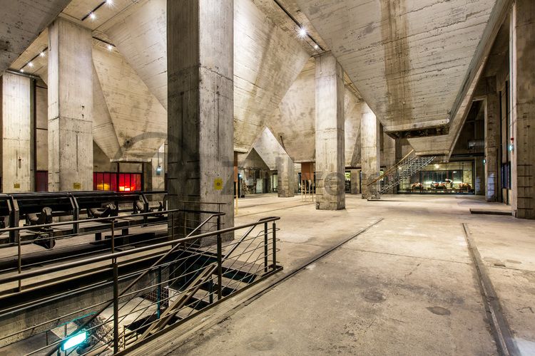 Die Mischanlage [C70] ist eins der größten Gebäude auf der Kokerei Zollverein und beeindruckt im Inneren mit spektakulären Raumsituationen. Das Gebäude ist Teil des Denkmalpfads ZOLLVEREIN® und kann im Rahmen von Führungen besichtigt werden. Die Mischanlage wird als Eventlocation temporär für Ausstellungen und Veranstaltungen genutzt. Zudem befindet sich dort das Café & Restaurant „die kokerei“.

Die Mischanlage kann für Veranstaltungen angemietet werden. Kontakt: Stiftung Zollverein, Fon +49 201 246 81-355, locations@zollverein.de.

Areal C [Kokerei], Mischanlage [C70]