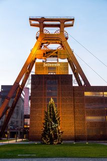 Das 55 Meter hohe Doppelbock-Fördergerüst [A1] ist das Wahrzeichen des UNESCO-Welterbe Zollverein, der Stadt Essen und des gesamten Ruhrgebiets.

Zwischen dem Haupteingang zur Schachtanlage Zollverein XII und dem Doppelbock-Fördergerüst liegt der Ehrenhof mit Rasenkarrée und Rundweg.

Areal A [Schacht XII], Fördergerüst [A1]