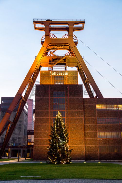 Das 55 Meter hohe Doppelbock-Fördergerüst [A1] ist das Wahrzeichen des UNESCO-Welterbe Zollverein, der Stadt Essen und des gesamten Ruhrgebiets.

Zwischen dem Haupteingang zur Schachtanlage Zollverein XII und dem Doppelbock-Fördergerüst liegt der Ehrenhof mit Rasenkarrée und Rundweg.

Areal A [Schacht XII], Fördergerüst [A1]