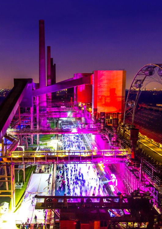Im Winter verwandelt sich das große Wasserbecken am ehemaligen Druckmaschinengleis auf der Kokerei Zollverein in die 150 Meter lange Zollverein Eisbahn, die zum Schlittschuhlaufen in faszinierender Atmosphäre einlädt. Die von Anfang Dezember bis Anfang Januar geöffnet Eisbahn lockte in den drei Saisonjahren 2013/14 bis 2015/16 jeweils mehr als 30.000 Besucher an.

Allabendlich wird die Fläche mit der Installation „Monochromatic Red and Blue“ (1999) von Jonathan Speirs und Mark Major zu einem beeindruckenden Lichtkunstwerk. Seit Dezember 2014 gehört zur Eisbahn eine separate Fläche zum Eisstockschießen.