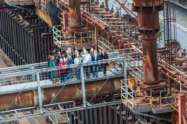 Bis zu 155.000 Besucher nehmen jährlich an einer Führung durch den Denkmalpfad Zollverein teil, den im Originalzustand erhaltenen Übertageanlagen der Zeche und Kokerei Zollverein.

Die Kokerei Zollverein wurde von 1957 bis 1961 errichtet. Nach einer Erweiterung war die Anlage seit 1973 bis zur Stilllegung 1993 die größte Zentralkokerei Europas.