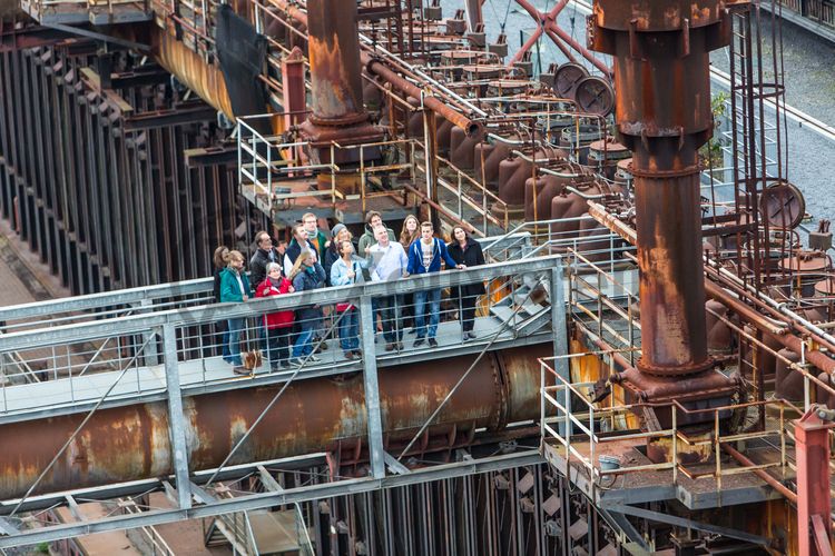 Bis zu 155.000 Besucher nehmen jährlich an einer Führung durch den Denkmalpfad ZOLLVEREIN®  teil, den im Originalzustand erhaltenen Übertageanlagen der Zeche und Kokerei Zollverein.

Die Kokerei Zollverein wurde von 1957 bis 1961 errichtet. Nach einer Erweiterung war die Anlage seit 1973 bis zur Stilllegung 1993 die größte Zentralkokerei Europas.

Areal C [Kokerei]