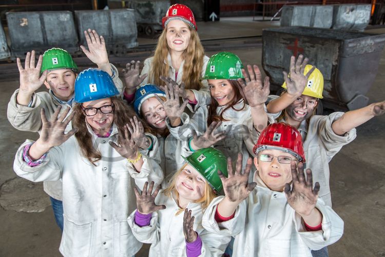 Bis zu 155.000 Besucher nehmen jährlich an einer Führung durch den Denkmalpfad Zollverein teil, den im Originalzustand erhaltenen Übertageanlagen der Zeche und Kokerei Zollverein.