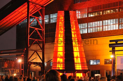 Das größte Übertagegebäude auf Zollverein war zu Betriebszeiten eine Riesenmaschine. Bis 1986 verarbeitete die Kohlenwäsche [A14] täglich 23.000 Tonnen Rohkohle. In den Jahren 2003 bis 2006 wurde das Gebäude von Rem Koolhaas, Heinrich Böll und Hans Krabel komplett umgebaut. Heute ist die Kohlenwäsche befindet sich dort das Ruhr Museum, der Denkmalpfad ZOLLVEREIN®, das Besucherzentrum mit dem Portal der Industriekultur sowie der Erich-Brost-Pavillon als Veranstaltungslocation.

Die 90-sekündige Fahrt auf der Rolltreppe bietet fantastische Ausblicke und führt direkt auf die 24-Meter-Ebene der Kohlenwäsche [A14] mit dem Besucherzentrum. Dort befindet sich auch der Eingang in das Ruhr Museum und der Treffpunkt der Führungen im Denkmalpfad ZOLLVEREIN®.

Areal A [Schacht XII], Kohlenwäsche [A14] 