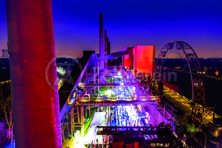 Im Winter verwandelt sich das große Wasserbecken am ehemaligen Druckmaschinengleis auf der Kokerei Zollverein in die 150 Meter lange Zollverein Eisbahn, die zum Schlittschuhlaufen in faszinierender Atmosphäre einlädt. Die von Anfang Dezember bis Anfang Januar geöffnet Eisbahn lockte in den drei Saisonjahren 2013/14 bis 2015/16 jeweils mehr als 30.000 Besucher an.

Allabendlich wird die Fläche mit der Installation „Monochromatic Red and Blue“ (1999) von Jonathan Speirs und Mark Major zu einem beeindruckenden Lichtkunstwerk. Seit Dezember 2014 gehört zur Eisbahn eine separate Fläche zum Eisstockschießen.