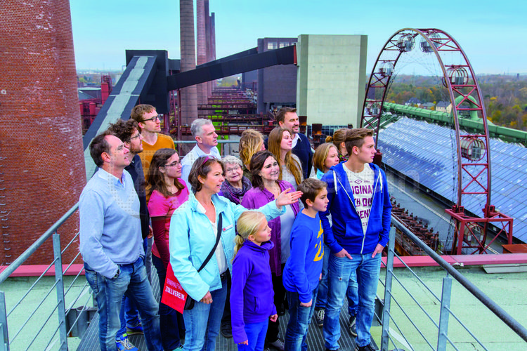 Bis zu 155.000 Besucher nehmen jährlich an einer Führung durch den Denkmalpfad Zollverein teil, den im Originalzustand erhaltenen Übertageanlagen der Zeche und Kokerei Zollverein.

Die Kokerei Zollverein wurde von 1957 bis 1961 errichtet. Nach einer Erweiterung war die Anlage seit 1973 bis zur Stilllegung 1993 die größte Zentralkokerei Europas.

Die Mischanlage ist eins der größten Gebäude auf der Kokerei Zollverein und beeindruckt im Inneren mit spektakulären Raumsituationen. Das Gebäude ist Teil des Denkmalpfads Zollverein und kann im Rahmen von Führungen besichtigt werden. Die Mischanlage wird als Eventlocation temporär für Ausstellungen und Veranstaltungen genutzt. Zudem befindet sich dort ein Restaurant.

Die Mischanlage kann für Veranstaltungen angemietet werden. Kontakt: Stiftung Zollverein, Fon +49 201 246 81-355, locations@zollverein.de.