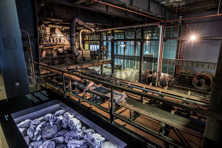 Bis zu 155.000 Besucher nehmen jährlich an einer Führung durch den Denkmalpfad ZOLLVEREIN®  teil, den im Originalzustand erhaltenen Übertageanlagen der Zeche und Kokerei Zollverein.

Areal A [Schacht XII]