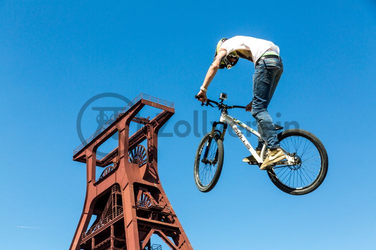 Bei dem Jungendsportfestival Ruhr Games vom 03.-06.06.2015 war das Welterbe-Areal Zollverein Hauptveranstaltungsort. Das Industriedenkmal war sowohl Standort für zwei große Bühnen als auch Austragungsort für Action-Sportarten wie Motocross und BMX sowie für Workshops und Performances.

Das 55 Meter hohe Doppelbock-Fördergerüst ist das Wahrzeichen des UNESCO-Welterbe Zollverein, der Stadt Essen und des gesamten Ruhrgebiets.