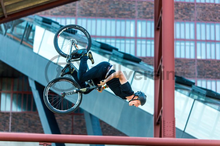 Bei dem Jungendsportfestival Ruhr Games vom 03.-06.06.2015 war das Welterbe-Areal Zollverein Hauptveranstaltungsort. Das Industriedenkmal war sowohl Standort für zwei große Bühnen als auch Austragungsort für Action-Sportarten wie Motocross und BMX sowie für Workshops und Performances.

Das größte Übertagegebäude auf Zollverein war zu Betriebszeiten eine Riesenmaschine. Bis 1986 verarbeitete die Kohlenwäsche täglich 23.000 Tonnen Rohkohle. In den Jahren 2003 bis 2006 wurde das Gebäude von Rem Koolhaas, Heinrich Böll und Hans Krabel komplett umgebaut. Heute ist die Kohlenwäsche befindet sich dort das Ruhr Museum, der Denkmalpfad Zollverein, das Besucherzentrum mit dem Portal der Industriekultur sowie der Erich-Brost-Pavillon als Veranstaltungsort.