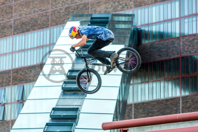 Bei dem Jungendsportfestival Ruhr Games vom 03.-06.06.2015 war das Welterbe-Areal Zollverein Hauptveranstaltungsort. Das Industriedenkmal war sowohl Standort für zwei große Bühnen als auch Austragungsort für Action-Sportarten wie Motocross und BMX sowie für Workshops und Performances.

Das größte Übertagegebäude auf Zollverein war zu Betriebszeiten eine Riesenmaschine. Bis 1986 verarbeitete die Kohlenwäsche täglich 23.000 Tonnen Rohkohle. In den Jahren 2003 bis 2006 wurde das Gebäude von Rem Koolhaas, Heinrich Böll und Hans Krabel komplett umgebaut. Heute ist die Kohlenwäsche befindet sich dort das Ruhr Museum, der Denkmalpfad Zollverein, das Besucherzentrum mit dem Portal der Industriekultur sowie der Erich-Brost-Pavillon als Veranstaltungsort.