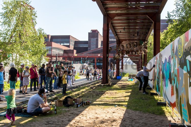 Bei dem Jungendsportfestival Ruhr Games vom 03.-06.06.2015 war das Welterbe-Areal Zollverein Hauptveranstaltungsort. Das Industriedenkmal war sowohl Standort für zwei große Bühnen als auch Austragungsort für Action-Sportarten wie Motocross und BMX sowie für Workshops und Performances.

Der Zollverein Park ein einzigartiges Beispiel für eine neue Art von Landschaft, die sich durch eine besondere Verbindung von Denkmal, Ökologie und Gartenkunst auf einer ehemaligen Industriefläche auszeichnet. Seit 2006 wird diese besondere Verbindung von Natur und Industriearchitektur auf dem UNESCO-Welterbe gepflegt.

Die Mannschaftsbrücke war von 1932 bis 1986 der einzige Verbindungsweg für Bergleute zwischen den Zollverein-Schachtanlagen 1/2/8 und XII. 

Areal A [Schacht XII]