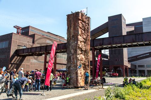 Bei dem Jungendsportfestival Ruhr Games vom 03.-06.06.2015 war das Welterbe-Areal Zollverein Hauptveranstaltungsort. Das Industriedenkmal war sowohl Standort für zwei große Bühnen als auch Austragungsort für Action-Sportarten wie Motocross und BMX sowie für Workshops und Performances.

Die Zentralschachtanlage Zollverein XII wurde 1932 in Betrieb genommen und zählte bis zu ihrer Stilllegung 1986 zu den größten und leistungsstärksten Steinkohlenzechen weltweit. Das Meisterwerk der Bergbauarchitektur, geschaffen von den Visionären Fritz Schupp und Martin Kremmer, galt von Beginn an als „schönste Zeche der Welt“. 

Areal A [Schacht XII]