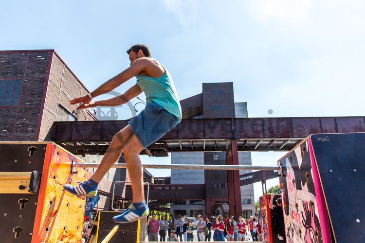 Bei dem Jungendsportfestival Ruhr Games vom 03.-06.06.2015 war das Welterbe-Areal Zollverein Hauptveranstaltungsort. Das Industriedenkmal war sowohl Standort für zwei große Bühnen als auch Austragungsort für Action-Sportarten wie Motocross und BMX sowie für Workshops und Performances.

Die Zentralschachtanlage Zollverein XII wurde 1932 in Betrieb genommen und zählte bis zu ihrer Stilllegung 1986 zu den größten und leistungsstärksten Steinkohlenzechen weltweit. Das Meisterwerk der Bergbauarchitektur, geschaffen von den Visionären Fritz Schupp und Martin Kremmer, galt von Beginn an als „schönste Zeche der Welt“. 

Areal A [Schacht XII]