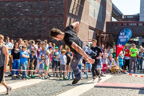 Bei dem Jungendsportfestival Ruhr Games vom 03.-06.06.2015 war das Welterbe-Areal Zollverein Hauptveranstaltungsort. Das Industriedenkmal war sowohl Standort für zwei große Bühnen als auch Austragungsort für Action-Sportarten wie Motocross und BMX sowie für Workshops und Performances.

Die Zentralschachtanlage Zollverein XII wurde 1932 in Betrieb genommen und zählte bis zu ihrer Stilllegung 1986 zu den größten und leistungsstärksten Steinkohlenzechen weltweit. Das Meisterwerk der Bergbauarchitektur, geschaffen von den Visionären Fritz Schupp und Martin Kremmer, galt von Beginn an als „schönste Zeche der Welt“. 

Areal A [Schacht XII]