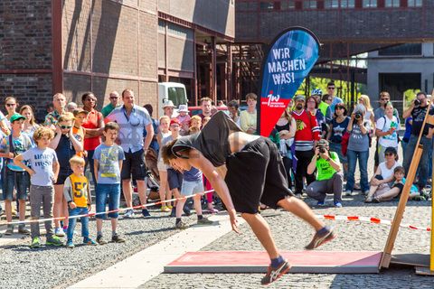 Bei dem Jungendsportfestival Ruhr Games vom 03.-06.06.2015 war das Welterbe-Areal Zollverein Hauptveranstaltungsort. Das Industriedenkmal war sowohl Standort für zwei große Bühnen als auch Austragungsort für Action-Sportarten wie Motocross und BMX sowie für Workshops und Performances.

Die Zentralschachtanlage Zollverein XII wurde 1932 in Betrieb genommen und zählte bis zu ihrer Stilllegung 1986 zu den größten und leistungsstärksten Steinkohlenzechen weltweit. Das Meisterwerk der Bergbauarchitektur, geschaffen von den Visionären Fritz Schupp und Martin Kremmer, galt von Beginn an als „schönste Zeche der Welt“. 

Areal A [Schacht XII]