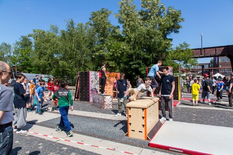 Bei dem Jungendsportfestival Ruhr Games vom 03.-06.06.2015 war das Welterbe-Areal Zollverein Hauptveranstaltungsort. Das Industriedenkmal war sowohl Standort für zwei große Bühnen als auch Austragungsort für Action-Sportarten wie Motocross und BMX sowie für Workshops und Performances.

Die Zentralschachtanlage Zollverein XII wurde 1932 in Betrieb genommen und zählte bis zu ihrer Stilllegung 1986 zu den größten und leistungsstärksten Steinkohlenzechen weltweit. Das Meisterwerk der Bergbauarchitektur, geschaffen von den Visionären Fritz Schupp und Martin Kremmer, galt von Beginn an als „schönste Zeche der Welt“. 

Areal A [Schacht XII]