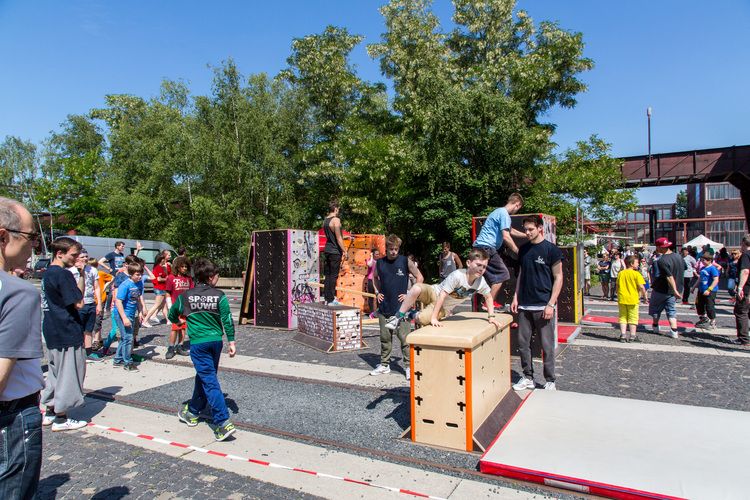 Bei dem Jungendsportfestival Ruhr Games vom 03.-06.06.2015 war das Welterbe-Areal Zollverein Hauptveranstaltungsort. Das Industriedenkmal war sowohl Standort für zwei große Bühnen als auch Austragungsort für Action-Sportarten wie Motocross und BMX sowie für Workshops und Performances.

Die Zentralschachtanlage Zollverein XII wurde 1932 in Betrieb genommen und zählte bis zu ihrer Stilllegung 1986 zu den größten und leistungsstärksten Steinkohlenzechen weltweit. Das Meisterwerk der Bergbauarchitektur, geschaffen von den Visionären Fritz Schupp und Martin Kremmer, galt von Beginn an als „schönste Zeche der Welt“.