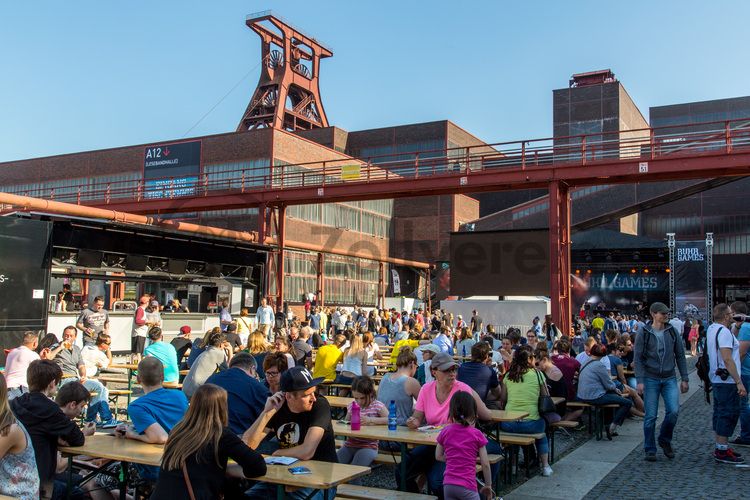 Bei dem Jungendsportfestival Ruhr Games vom 03.-06.06.2015 war das Welterbe-Areal Zollverein Hauptveranstaltungsort. Das Industriedenkmal war sowohl Standort für zwei große Bühnen als auch Austragungsort für Action-Sportarten wie Motocross und BMX sowie für Workshops und Performances.

Die Zentralschachtanlage Zollverein XII wurde 1932 in Betrieb genommen und zählte bis zu ihrer Stilllegung 1986 zu den größten und leistungsstärksten Steinkohlenzechen weltweit. Das Meisterwerk der Bergbauarchitektur, geschaffen von den Visionären Fritz Schupp und Martin Kremmer, galt von Beginn an als „schönste Zeche der Welt“.