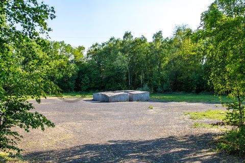 Ein etwa zwei Meter hoher und 10 x 10 Meter breiter Steinquader „Castell“ des Bildhauers Ulrich Rückriem (*1938) steht auf der Lichtung am Fuß der birkenbewachsenen Halde zwischen Zollverein Schacht XII und der Kokerei Zollverein. Vier Öffnungen zwischen den massiven Steinblöcken gewähren dem Besucher Zutritt zur Mitte des Kunstwerks und bieten eine faszinierende Perspektive.

Skulpturenwald