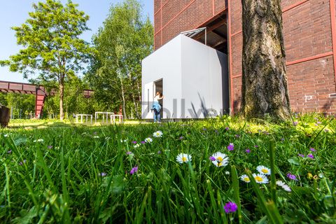 Das Werk LA PRIMAVERA (dt. „der Frühling“) der deutsch-amerikanischen Künstlerin Maria Nordman in der Turmdurchfahrt des ehemaligen Kesselaschebunkers [A13] ist eine begehbare Skulptur, die Besuchern seit 2002 eine intensive Selbsterfahrung bietet.

Zu Betriebszeiten der Schachtanlage XII wurde im Kesselaschebunker [A13] die Asche aus dem Kesselhaus gelagert, seit 2002 befindet sich dort die begehbare Skulptur LA PRIMAVERA der Künstlerin Maria Nordman.

Areal A [Schacht XII], Kesselaschebunker [A13]