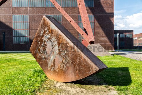 Die Skulptur „Konstellation D4“ des Münchner Bildhauers Alf Lechner (*1925) befindet sich auf der Wiese vor Halle 4 [A4] in unmittelbarer Nähe zum Doppelbock-Fördergerüst. Die 16 Tonnen schwere Arbeit aus Schmiedestahl steht quer zur rechtwinkligen Anordnung der Zechengebäude und spielt mit dem streng geometrischen Grundriss der Anlage. 


Areal A [Schacht XII], Wiese vor Halle 4 [A4 Fördermaschinenhalle]