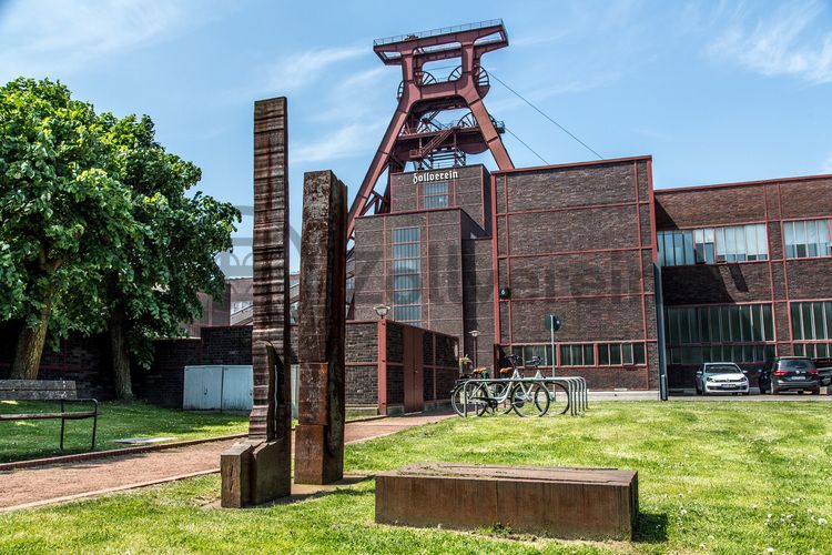 Auf der „Kunstwiese“ gegenüber der Halle 6 [A6] stehen drei Werke des Bildhauers Ansgar Nierhoff (1941-2010) im Dialog mit der Architektur und dem Außengelände des Welterbes Zollverein: Eine zweiteilige Standskulptur, eine Blockskulptur und die Skulptur „Das Paar“, die im Frühjahr 2016 eingeweiht wurde.

Die ehemalige Elektrowerkstatt, Halle 6, [A6] ist heute Veranstaltungshalle und beherbergt die Büroräume einer Kreativagentur.

Die Halle 6 kann für Veranstaltungen angemietet werden. Kontakt: Stiftung Zollverein, Fon +49 201 246 81-355, locations@zollverein.de.

Areal A [Schacht XII], Halle 6 [A6]