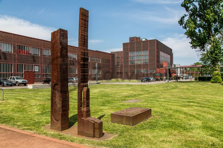 Auf der „Kunstwiese“ gegenüber der Halle 6 stehen drei Werke des Bildhauers Ansgar Nierhoff (1941-2010) im Dialog mit der Architektur und dem Außengelände des Welterbes Zollverein: Eine zweiteilige Standskulptur, eine Blockskulptur und die Skulptur „Das Paar“, die im Frühjahr 2016 eingeweiht wurde.

Die ehemalige Elektrowerkstatt, Halle 6, ist heute Veranstaltungshalle und beherbergt die Büroräume einer Kreativagentur.

Die Halle 6 kann für Veranstaltungen angemietet werden. Kontakt: Stiftung Zollverein, Fon +49 201 246 81-355, locations@zollverein.de.