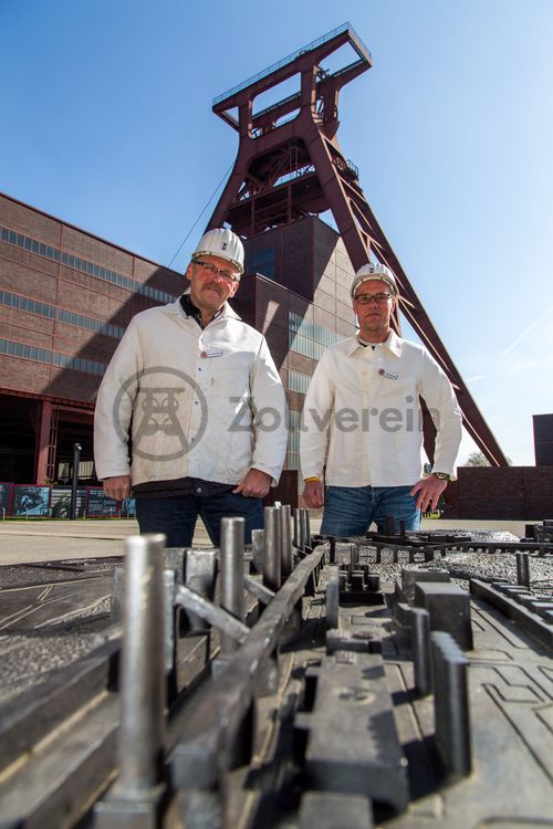 Die ehemaligen Bergleute Jörg Thiesling und Franz-Josef Möller verstärken seit Juli 2016 das Gästeführer-Team des Denkmalpfads ZOLLVEREIN®. Sie führen Besucher durch die im Originalzustand erhaltenen Übertageanlagen der ehemals größten Zeche der Welt. 

Das 55 Meter hohe Doppelbock-Fördergerüst [A1] ist das Wahrzeichen des UNESCO-Welterbe Zollverein, der Stadt Essen und des gesamten Ruhrgebiets.

Das Forum Kohlenwäsche zwischen Fördermaschinenhaus [A4], Schachthalle [A1] und Kohlenwäsche [A14] ist heute regelmäßiger Schauplatz für Open-Air-Veranstaltungen.

Areal A [Schacht XII], Fördergerüst [A1]