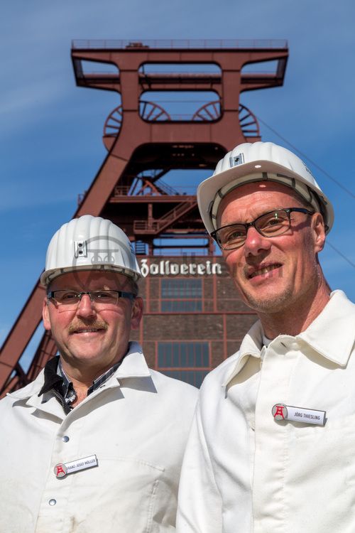 Die ehemaligen Bergleute Jörg Thiesling und Franz-Josef Möller verstärken seit Juli 2016 das Gästeführer-Team des Denkmalpfads ZOLLVEREIN®. Sie führen Besucher durch die im Originalzustand erhaltenen Übertageanlagen der ehemals größten Zeche der Welt. 

Das 55 Meter hohe Doppelbock-Fördergerüst [A1] ist das Wahrzeichen des UNESCO-Welterbe Zollverein, der Stadt Essen und des gesamten Ruhrgebiets.

Areal A [Schacht XII], Fördergerüst [A1]