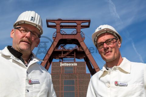 Die ehemaligen Bergleute Jörg Thiesling und Franz-Josef Möller verstärken seit Juli 2016 das Gästeführer-Team des Denkmalpfads ZOLLVEREIN®. Sie führen Besucher durch die im Originalzustand erhaltenen Übertageanlagen der ehemals größten Zeche der Welt. 

Das 55 Meter hohe Doppelbock-Fördergerüst [A1] ist das Wahrzeichen des UNESCO-Welterbe Zollverein, der Stadt Essen und des gesamten Ruhrgebiets.

Areal A [Schacht XII], Fördergerüst [A1]