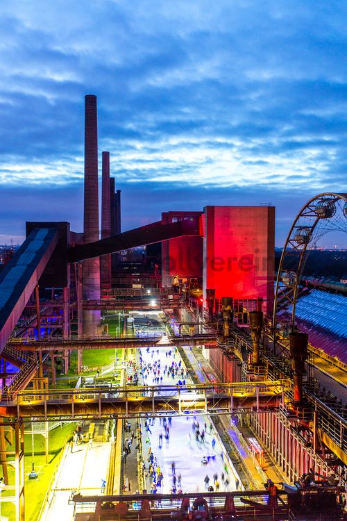 Im Winter verwandelt sich das große Wasserbecken am ehemaligen Druckmaschinengleis [C74] auf der Kokerei Zollverein in die 150 Meter lange ZOLLVEREIN® Eisbahn, die zum Schlittschuhlaufen in faszinierender Atmosphäre einlädt. Die von Anfang Dezember bis Anfang Januar geöffnet Eisbahn lockte in den drei Saisonjahren 2013/14 bis 2015/16 jeweils mehr als 30.000 Besucher an.

Allabendlich wird die Fläche mit der Installation „Monochromatic Red and Blue“ (1999) von Jonathan Speirs und Mark Major zu einem beeindruckenden Lichtkunstwerk. Seit Dezember 2014 gehört zur Eisbahn eine separate Fläche zum Eisstockschießen.

Das große Wasserbecken im Bereich des ehemaligen Druckmaschinengleises [C74] auf der Kokerei Zollverein ist im Sommer ein romantischer Blickfang und verwandelt sich im Winter in die 150 Meter lange ZOLLVEREIN® Eisbahn.

Areal C [Kokerei], Druckmaschinengleis [C74]