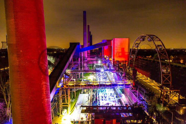 Im Winter verwandelt sich das große Wasserbecken am ehemaligen Druckmaschinengleis [C74] auf der Kokerei Zollverein in die 150 Meter lange ZOLLVEREIN® Eisbahn, die zum Schlittschuhlaufen in faszinierender Atmosphäre einlädt. Die von Anfang Dezember bis Anfang Januar geöffnet Eisbahn lockte in den drei Saisonjahren 2013/14 bis 2015/16 jeweils mehr als 30.000 Besucher an.

Allabendlich wird die Fläche mit der Installation „Monochromatic Red and Blue“ (1999) von Jonathan Speirs und Mark Major zu einem beeindruckenden Lichtkunstwerk. Seit Dezember 2014 gehört zur Eisbahn eine separate Fläche zum Eisstockschießen.

Das große Wasserbecken im Bereich des ehemaligen Druckmaschinengleises [C74] auf der Kokerei Zollverein ist im Sommer ein romantischer Blickfang und verwandelt sich im Winter in die 150 Meter lange ZOLLVEREIN® Eisbahn.

Areal C [Kokerei], Druckmaschinengleis [C74]