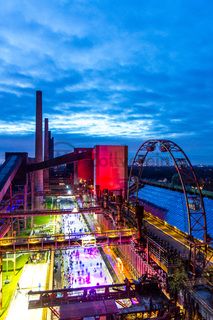 Im Winter verwandelt sich das große Wasserbecken am ehemaligen Druckmaschinengleis [C74] auf der Kokerei Zollverein in die 150 Meter lange ZOLLVEREIN® Eisbahn, die zum Schlittschuhlaufen in faszinierender Atmosphäre einlädt. Die von Anfang Dezember bis Anfang Januar geöffnet Eisbahn lockte in den drei Saisonjahren 2013/14 bis 2015/16 jeweils mehr als 30.000 Besucher an.

Allabendlich wird die Fläche mit der Installation „Monochromatic Red and Blue“ (1999) von Jonathan Speirs und Mark Major zu einem beeindruckenden Lichtkunstwerk. Seit Dezember 2014 gehört zur Eisbahn eine separate Fläche zum Eisstockschießen.

Das große Wasserbecken im Bereich des ehemaligen Druckmaschinengleises [C74] auf der Kokerei Zollverein ist im Sommer ein romantischer Blickfang und verwandelt sich im Winter in die 150 Meter lange ZOLLVEREIN® Eisbahn.

Areal C [Kokerei], Druckmaschinengleis [C74]