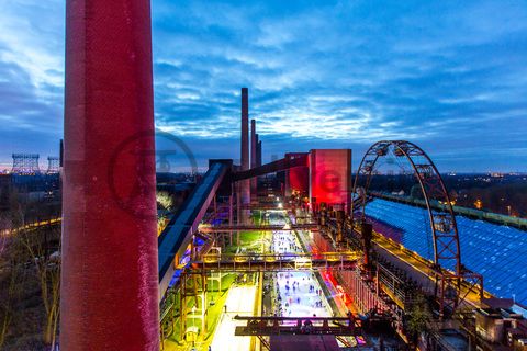 Im Winter verwandelt sich das große Wasserbecken am ehemaligen Druckmaschinengleis [C74] auf der Kokerei Zollverein in die 150 Meter lange ZOLLVEREIN® Eisbahn, die zum Schlittschuhlaufen in faszinierender Atmosphäre einlädt. Die von Anfang Dezember bis Anfang Januar geöffnet Eisbahn lockte in den drei Saisonjahren 2013/14 bis 2015/16 jeweils mehr als 30.000 Besucher an.

Allabendlich wird die Fläche mit der Installation „Monochromatic Red and Blue“ (1999) von Jonathan Speirs und Mark Major zu einem beeindruckenden Lichtkunstwerk. Seit Dezember 2014 gehört zur Eisbahn eine separate Fläche zum Eisstockschießen.

Das große Wasserbecken im Bereich des ehemaligen Druckmaschinengleises [C74] auf der Kokerei Zollverein ist im Sommer ein romantischer Blickfang und verwandelt sich im Winter in die 150 Meter lange ZOLLVEREIN® Eisbahn.

Areal C [Kokerei], Druckmaschinengleis [C74]