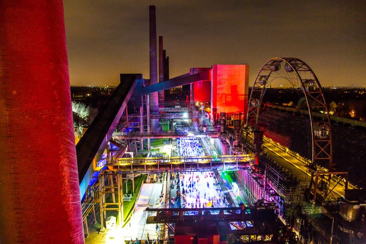 Im Winter verwandelt sich das große Wasserbecken am ehemaligen Druckmaschinengleis [C74] auf der Kokerei Zollverein in die 150 Meter lange ZOLLVEREIN® Eisbahn, die zum Schlittschuhlaufen in faszinierender Atmosphäre einlädt. Die von Anfang Dezember bis Anfang Januar geöffnet Eisbahn lockte in den drei Saisonjahren 2013/14 bis 2015/16 jeweils mehr als 30.000 Besucher an.

Allabendlich wird die Fläche mit der Installation „Monochromatic Red and Blue“ (1999) von Jonathan Speirs und Mark Major zu einem beeindruckenden Lichtkunstwerk. Seit Dezember 2014 gehört zur Eisbahn eine separate Fläche zum Eisstockschießen.

Das große Wasserbecken im Bereich des ehemaligen Druckmaschinengleises [C74] auf der Kokerei Zollverein ist im Sommer ein romantischer Blickfang und verwandelt sich im Winter in die 150 Meter lange ZOLLVEREIN® Eisbahn.

Areal C [Kokerei], Druckmaschinengleis [C74]