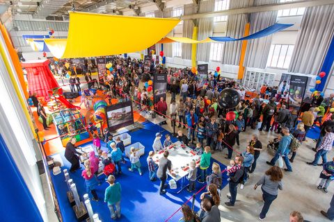 Jedes Jahr am 03.10. können Kinder von 5 bis 12 Jahren beim Türöffnertag der Sendung mit der Maus auf dem UNESCO-Welterbe Zollverein im Denkmalpfad ZOLLVEREIN® den ganzen Tag lang aktiv erleben, wie Bergleute und Koker arbeiten. Während sie auf dem Gelände und den Hallen den Zechen- und Kokerei-Parcours durchlaufen und z. B. einen Stollen bauen oder sich wie ein Bergmann kleiden, geht es im Ruhr Museum auf tierische Spurensuche.

Die ehemalige Zentralwerkstatt, Halle 5 [A5], wird seit 1992 als Veranstaltungs-, Ausstellungs- und Konzerthalle genutzt.

Die Halle 5 kann für Veranstaltungen angemietet werden. Kontakt: Stiftung Zollverein, Fon +49 201 246 81-355, locations@zollverein.de.

Areal A [Schacht XII], Halle 5 [A5]