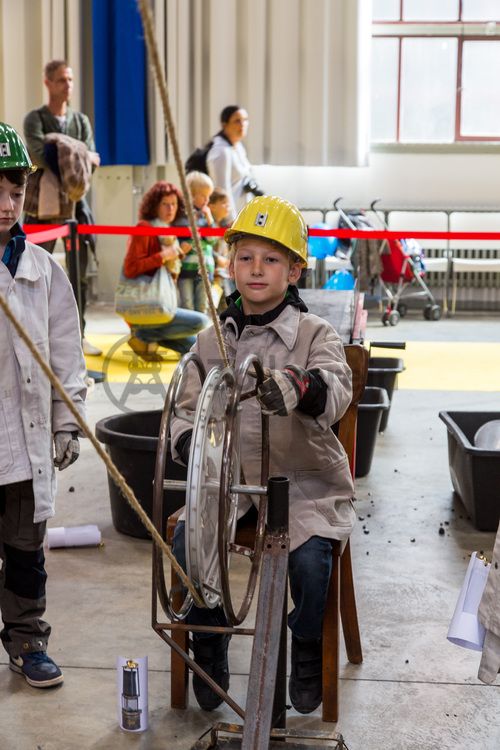 Jedes Jahr am 03.10. können Kinder von 5 bis 12 Jahren beim Türöffnertag der Sendung mit der Maus auf dem UNESCO-Welterbe Zollverein im Denkmalpfad ZOLLVEREIN® den ganzen Tag lang aktiv erleben, wie Bergleute und Koker arbeiten. Während sie auf dem Gelände und den Hallen den Zechen- und Kokerei-Parcours durchlaufen und z. B. einen Stollen bauen oder sich wie ein Bergmann kleiden, geht es im Ruhr Museum auf tierische Spurensuche.