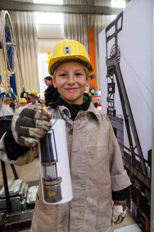 Jedes Jahr am 03.10. können Kinder von 5 bis 12 Jahren beim Türöffnertag der Sendung mit der Maus auf dem UNESCO-Welterbe Zollverein im Denkmalpfad ZOLLVEREIN® den ganzen Tag lang aktiv erleben, wie Bergleute und Koker arbeiten. Während sie auf dem Gelände und den Hallen den Zechen- und Kokerei-Parcours durchlaufen und z. B. einen Stollen bauen oder sich wie ein Bergmann kleiden, geht es im Ruhr Museum auf tierische Spurensuche.