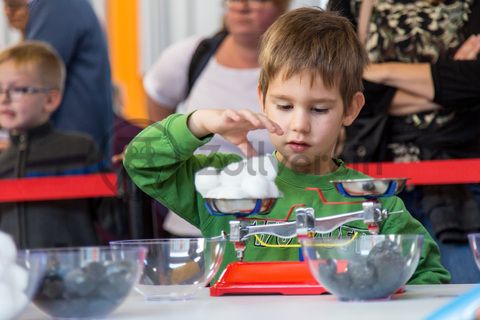 Jedes Jahr am 03.10. können Kinder von 5 bis 12 Jahren beim Türöffnertag der Sendung mit der Maus auf dem UNESCO-Welterbe Zollverein im Denkmalpfad ZOLLVEREIN® den ganzen Tag lang aktiv erleben, wie Bergleute und Koker arbeiten. Während sie auf dem Gelände und den Hallen den Zechen- und Kokerei-Parcours durchlaufen und z. B. einen Stollen bauen oder sich wie ein Bergmann kleiden, geht es im Ruhr Museum auf tierische Spurensuche.

Die ehemalige Zentralwerkstatt, Halle 5 [A5], wird seit 1992 als Veranstaltungs-, Ausstellungs- und Konzerthalle genutzt.

Die Halle 5 kann für Veranstaltungen angemietet werden. Kontakt: Stiftung Zollverein, Fon +49 201 246 81-355, locations@zollverein.de.

Areal A [Schacht XII], Halle 5 [A5]