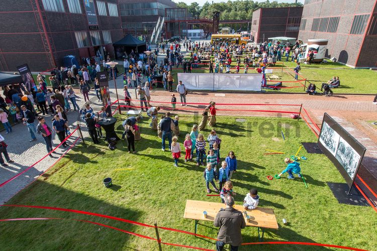 Jedes Jahr am 03.10. können Kinder von 5 bis 12 Jahren beim Türöffnertag der Sendung mit der Maus auf dem UNESCO-Welterbe Zollverein im Denkmalpfad ZOLLVEREIN® den ganzen Tag lang aktiv erleben, wie Bergleute und Koker arbeiten. Während sie auf dem Gelände und den Hallen den Zechen- und Kokerei-Parcours durchlaufen und z. B. einen Stollen bauen oder sich wie ein Bergmann kleiden, geht es im Ruhr Museum auf tierische Spurensuche.

Die ehemalige Zentralwerkstatt, Halle 5 [A5], wird seit 1992 als Veranstaltungs-, Ausstellungs- und Konzerthalle genutzt.

Die Halle 5 kann für Veranstaltungen angemietet werden. Kontakt: Stiftung Zollverein, Fon +49 201 246 81-355, locations@zollverein.de.

Areal A [Schacht XII], Halle 5 [A5]