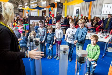 Jedes Jahr am 03.10. können Kinder von 5 bis 12 Jahren beim Türöffnertag der Sendung mit der Maus auf dem UNESCO-Welterbe Zollverein im Denkmalpfad ZOLLVEREIN® den ganzen Tag lang aktiv erleben, wie Bergleute und Koker arbeiten. Während sie auf dem Gelände und den Hallen den Zechen- und Kokerei-Parcours durchlaufen und z. B. einen Stollen bauen oder sich wie ein Bergmann kleiden, geht es im Ruhr Museum auf tierische Spurensuche.

Die ehemalige Zentralwerkstatt, Halle 5 [A5], wird seit 1992 als Veranstaltungs-, Ausstellungs- und Konzerthalle genutzt.

Die Halle 5 kann für Veranstaltungen angemietet werden. Kontakt: Stiftung Zollverein, Fon +49 201 246 81-355, locations@zollverein.de.

Areal A [Schacht XII], Halle 5 [A5]