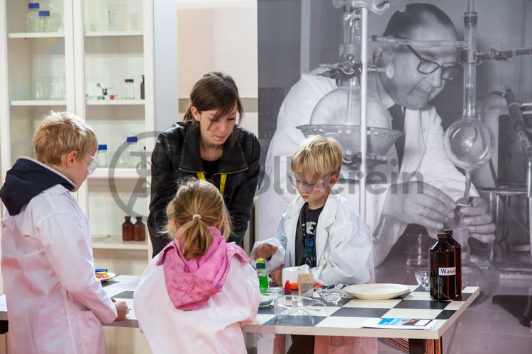 Jedes Jahr am 03.10. können Kinder von 5 bis 12 Jahren beim Türöffnertag der Sendung mit der Maus auf dem UNESCO-Welterbe Zollverein im Denkmalpfad ZOLLVEREIN® den ganzen Tag lang aktiv erleben, wie Bergleute und Koker arbeiten. Während sie auf dem Gelände und den Hallen den Zechen- und Kokerei-Parcours durchlaufen und z. B. einen Stollen bauen oder sich wie ein Bergmann kleiden, geht es im Ruhr Museum auf tierische Spurensuche.

Die ehemalige Zentralwerkstatt, Halle 5 [A5], wird seit 1992 als Veranstaltungs-, Ausstellungs- und Konzerthalle genutzt.

Die Halle 5 kann für Veranstaltungen angemietet werden. Kontakt: Stiftung Zollverein, Fon +49 201 246 81-355, locations@zollverein.de.

Areal A [Schacht XII], Halle 5 [A5]