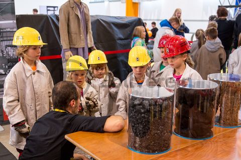 Jedes Jahr am 03.10. können Kinder von 5 bis 12 Jahren beim Türöffnertag der Sendung mit der Maus auf dem UNESCO-Welterbe Zollverein im Denkmalpfad ZOLLVEREIN® den ganzen Tag lang aktiv erleben, wie Bergleute und Koker arbeiten. Während sie auf dem Gelände und den Hallen den Zechen- und Kokerei-Parcours durchlaufen und z. B. einen Stollen bauen oder sich wie ein Bergmann kleiden, geht es im Ruhr Museum auf tierische Spurensuche.

Die ehemalige Zentralwerkstatt, Halle 5 [A5], wird seit 1992 als Veranstaltungs-, Ausstellungs- und Konzerthalle genutzt.

Die Halle 5 kann für Veranstaltungen angemietet werden. Kontakt: Stiftung Zollverein, Fon +49 201 246 81-355, locations@zollverein.de.

Areal A [Schacht XII], Halle 5 [A5]