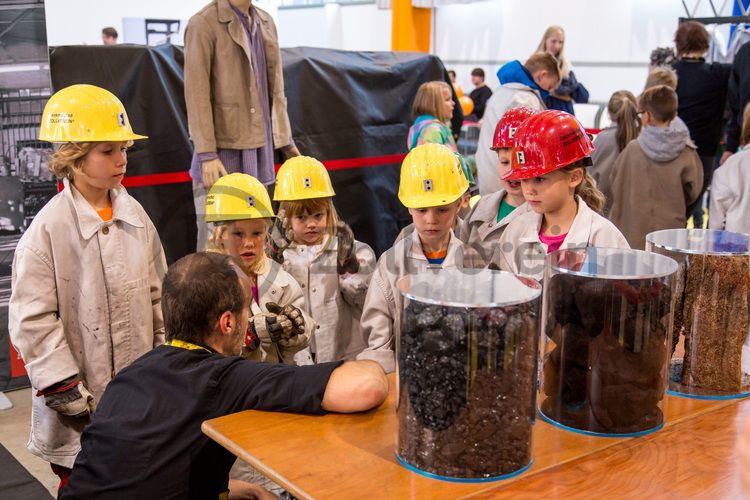 Jedes Jahr am 03.10. können Kinder von 5 bis 12 Jahren beim Türöffnertag der Sendung mit der Maus auf dem UNESCO-Welterbe Zollverein im Denkmalpfad ZOLLVEREIN® den ganzen Tag lang aktiv erleben, wie Bergleute und Koker arbeiten. Während sie auf dem Gelände und den Hallen den Zechen- und Kokerei-Parcours durchlaufen und z. B. einen Stollen bauen oder sich wie ein Bergmann kleiden, geht es im Ruhr Museum auf tierische Spurensuche.

Die ehemalige Zentralwerkstatt, Halle 5 [A5], wird seit 1992 als Veranstaltungs-, Ausstellungs- und Konzerthalle genutzt.

Die Halle 5 kann für Veranstaltungen angemietet werden. Kontakt: Stiftung Zollverein, Fon +49 201 246 81-355, locations@zollverein.de.

Areal A [Schacht XII], Halle 5 [A5]