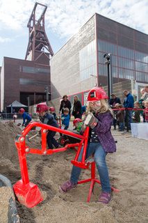 Jedes Jahr am 03.10. können Kinder von 5 bis 12 Jahren beim Türöffnertag der Sendung mit der Maus auf dem UNESCO-Welterbe Zollverein im Denkmalpfad ZOLLVEREIN® den ganzen Tag lang aktiv erleben, wie Bergleute und Koker arbeiten. Während sie auf dem Gelände und den Hallen den Zechen- und Kokerei-Parcours durchlaufen und z. B. einen Stollen bauen oder sich wie ein Bergmann kleiden, geht es im Ruhr Museum auf tierische Spurensuche.