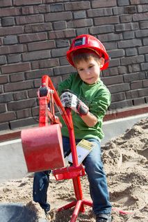 Jedes Jahr am 03.10. können Kinder von 5 bis 12 Jahren beim Türöffnertag der Sendung mit der Maus auf dem UNESCO-Welterbe Zollverein im Denkmalpfad ZOLLVEREIN® den ganzen Tag lang aktiv erleben, wie Bergleute und Koker arbeiten. Während sie auf dem Gelände und den Hallen den Zechen- und Kokerei-Parcours durchlaufen und z. B. einen Stollen bauen oder sich wie ein Bergmann kleiden, geht es im Ruhr Museum auf tierische Spurensuche.

Die ehemalige Zentralwerkstatt, Halle 5 [A5], wird seit 1992 als Veranstaltungs-, Ausstellungs- und Konzerthalle genutzt.

Die Halle 5 kann für Veranstaltungen angemietet werden. Kontakt: Stiftung Zollverein, Fon +49 201 246 81-355, locations@zollverein.de.

Areal A [Schacht XII], Halle 5 [A5]