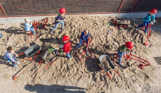 Jedes Jahr am 03.10. können Kinder von 5 bis 12 Jahren beim Türöffnertag der Sendung mit der Maus auf dem UNESCO-Welterbe Zollverein im Denkmalpfad ZOLLVEREIN® den ganzen Tag lang aktiv erleben, wie Bergleute und Koker arbeiten. Während sie auf dem Gelände und den Hallen den Zechen- und Kokerei-Parcours durchlaufen und z. B. einen Stollen bauen oder sich wie ein Bergmann kleiden, geht es im Ruhr Museum auf tierische Spurensuche.

Die ehemalige Zentralwerkstatt, Halle 5 [A5], wird seit 1992 als Veranstaltungs-, Ausstellungs- und Konzerthalle genutzt.

Die Halle 5 kann für Veranstaltungen angemietet werden. Kontakt: Stiftung Zollverein, Fon +49 201 246 81-355, locations@zollverein.de.

Areal A [Schacht XII], Halle 5 [A5]