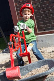 Jedes Jahr am 03.10. können Kinder von 5 bis 12 Jahren beim Türöffnertag der Sendung mit der Maus auf dem UNESCO-Welterbe Zollverein im Denkmalpfad ZOLLVEREIN® den ganzen Tag lang aktiv erleben, wie Bergleute und Koker arbeiten. Während sie auf dem Gelände und den Hallen den Zechen- und Kokerei-Parcours durchlaufen und z. B. einen Stollen bauen oder sich wie ein Bergmann kleiden, geht es im Ruhr Museum auf tierische Spurensuche.

Die ehemalige Zentralwerkstatt, Halle 5 [A5], wird seit 1992 als Veranstaltungs-, Ausstellungs- und Konzerthalle genutzt.

Die Halle 5 kann für Veranstaltungen angemietet werden. Kontakt: Stiftung Zollverein, Fon +49 201 246 81-355, locations@zollverein.de.

Areal A [Schacht XII], Halle 5 [A5]