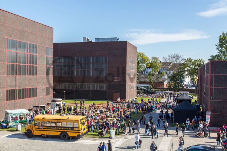 Jedes Jahr am 03.10. können Kinder von 5 bis 12 Jahren beim Türöffnertag der Sendung mit der Maus auf dem UNESCO-Welterbe Zollverein im Denkmalpfad ZOLLVEREIN® den ganzen Tag lang aktiv erleben, wie Bergleute und Koker arbeiten. Während sie auf dem Gelände und den Hallen den Zechen- und Kokerei-Parcours durchlaufen und z. B. einen Stollen bauen oder sich wie ein Bergmann kleiden, geht es im Ruhr Museum auf tierische Spurensuche.

Die ehemalige Zentralwerkstatt, Halle 5 [A5], wird seit 1992 als Veranstaltungs-, Ausstellungs- und Konzerthalle genutzt.

Die Halle 5 kann für Veranstaltungen angemietet werden. Kontakt: Stiftung Zollverein, Fon +49 201 246 81-355, locations@zollverein.de.

Areal A [Schacht XII], Halle 5 [A5]